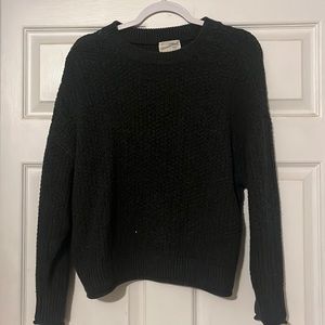 Black universal thread sweater